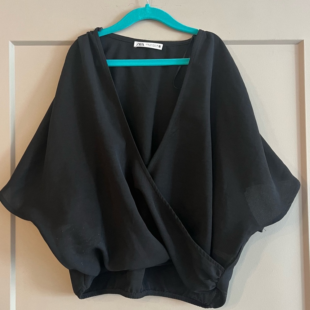 Last chance, closing up shop tomorrow ! Zara flowy cropped top